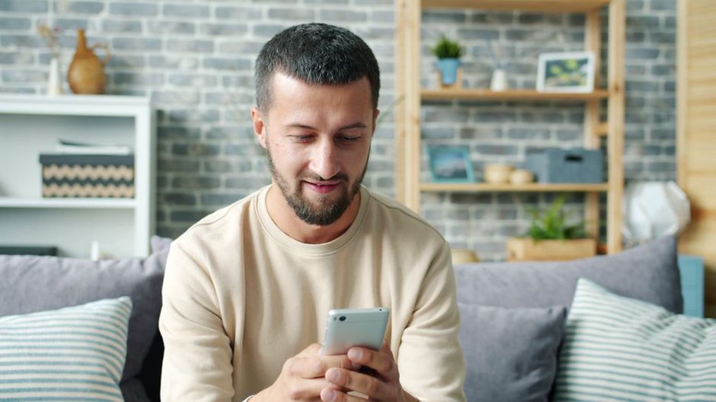 スマートフォンと壁の操作部を使い分ける住まい手