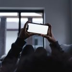 リビングの照明をスマートフォンで操作する様子