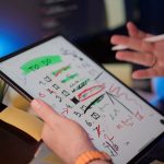 タブレットで 工程と 確認期限を 照らし合わせる 担当者