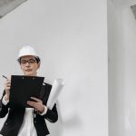 住宅現場でタブレットの図面を確認する担当者