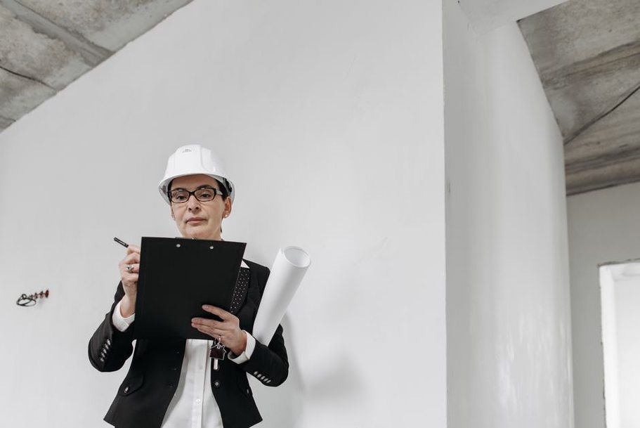 住宅現場でタブレットの図面を確認する担当者