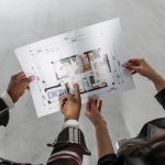 現場で図面を確認する施工担当者たち