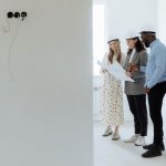タブレットの図面を確認する現場担当者